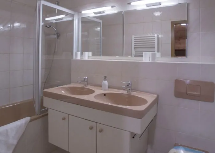 Lindenschloesschen & Schlossgarten * Garmisch-Partenkirchen