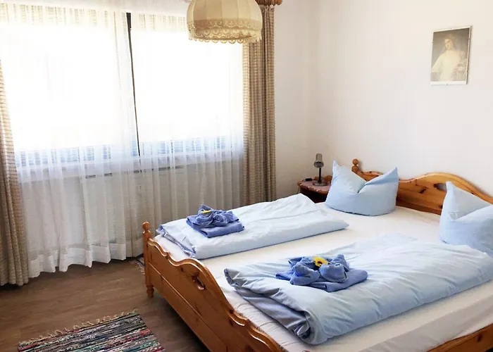 Lindenschloesschen & Schlossgarten Garmisch-Partenkirchen