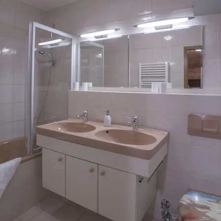 Lindenschloesschen & Schlossgarten * Garmisch-Partenkirchen