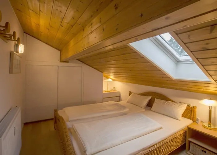 Lindenschloesschen & Schlossgarten * Garmisch-Partenkirchen