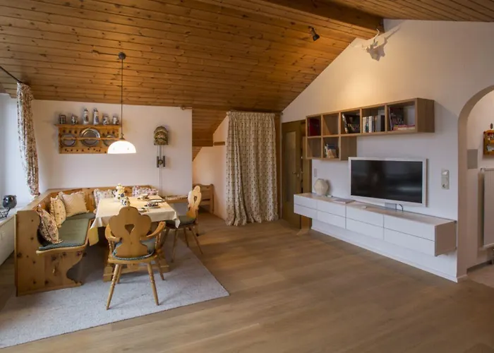 Apartamento Lindenschloesschen & Schlossgarten Garmisch-Partenkirchen